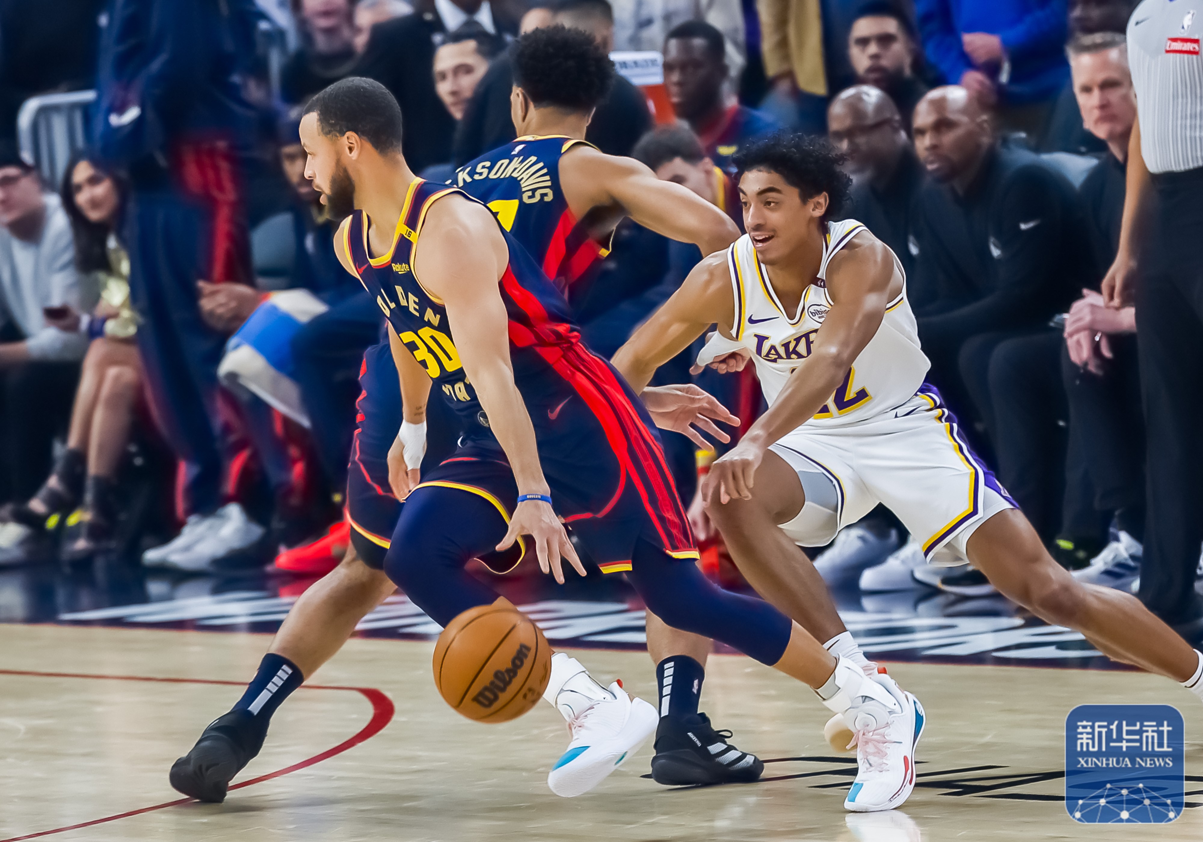 美国NBA赛季战况激烈，球队竞争激烈