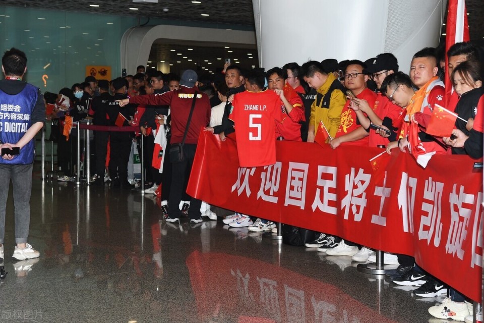 无限热情支持足球比赛，球迷助威场面壮观热烈